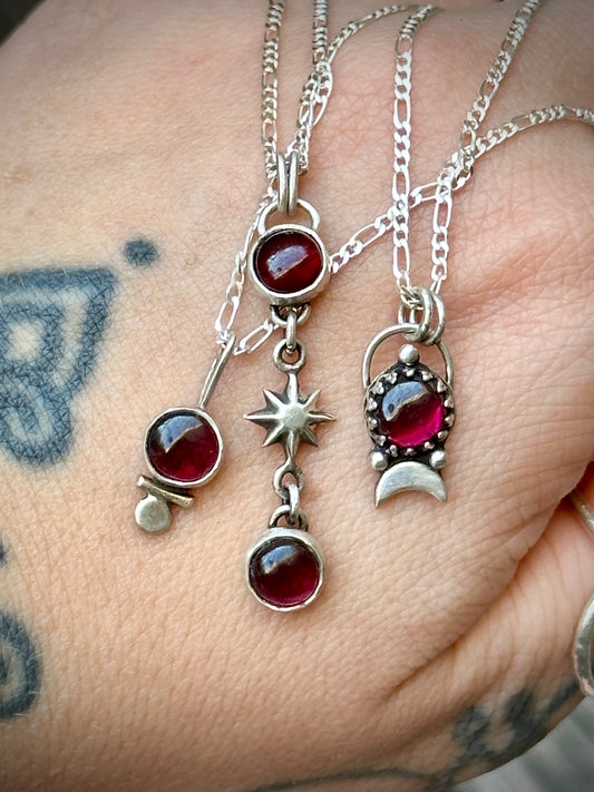 Garnets and star necklace .